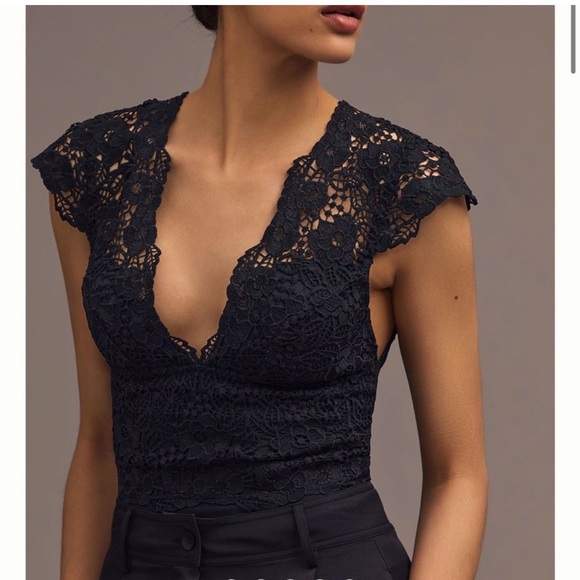 The Alandra Cap-Sleeve Lace Bodysuit - Picture 3 of 11